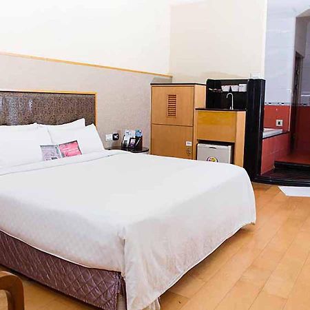 Royal Group Motel Chien Kuo Branch Гаосюн Экстерьер фото