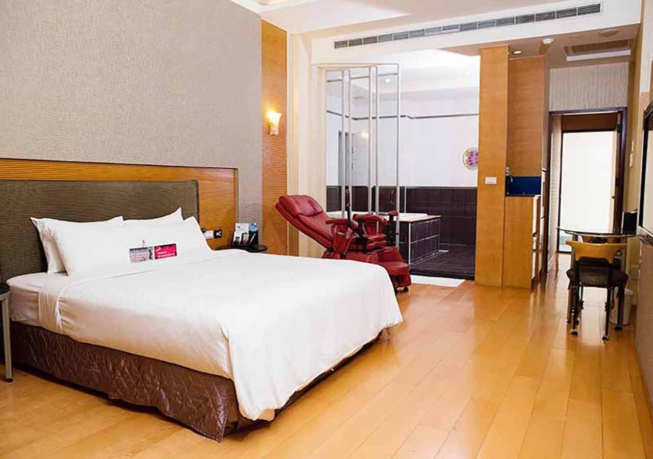 Royal Group Motel Chien Kuo Branch Гаосюн Экстерьер фото